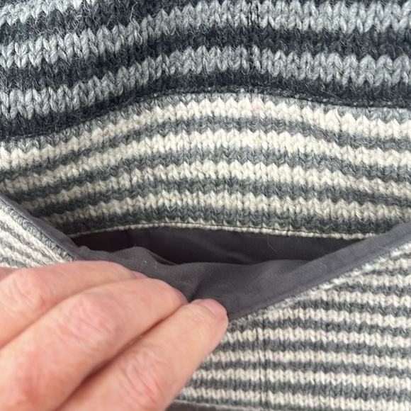 Erin knitwear 100% wool large clutch in like new condition - Picture 3 of 5